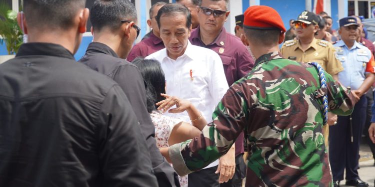 Mendarat di Kota Tegal Jokowi Sapa Warga dan Bagi Sembako