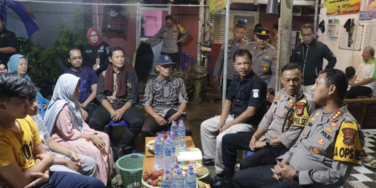 Kunjungi Pos Siskamling di Wilkum Ciledug, Kapolres Beri Pesan Waspada Berita Hoax