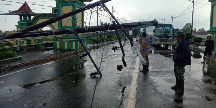 Gerak Cepat, Polisi Bersama TNI dan Pemerintahan Tangani Pohon Tumbang di Desa Nambakor Jalan Raya Sumenep -Pamekasan