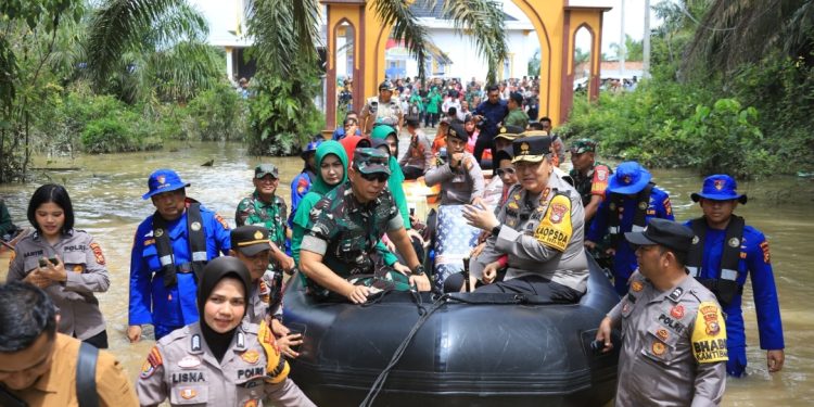 Kapolda Riau Irjen Pol Mohammad Iqbal dan Danrem 031/Wira Bima Solid Bantu Korban Banjir, Setengah Badan Terendam Air