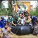 Kapolda Riau Irjen Pol Mohammad Iqbal dan Danrem 031/Wira Bima Solid Bantu Korban Banjir, Setengah Badan Terendam Air