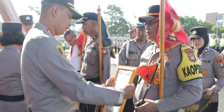 Kapolres Metro Tangerang Kota Beri Penghargaan Kinerja Terbaik kepada Satker dan Polsek jajaran
