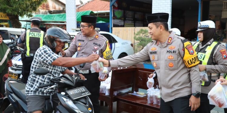 Polri Peduli, Kapolres Sumenep Bagikan Takjil di Bulan Ramadhan