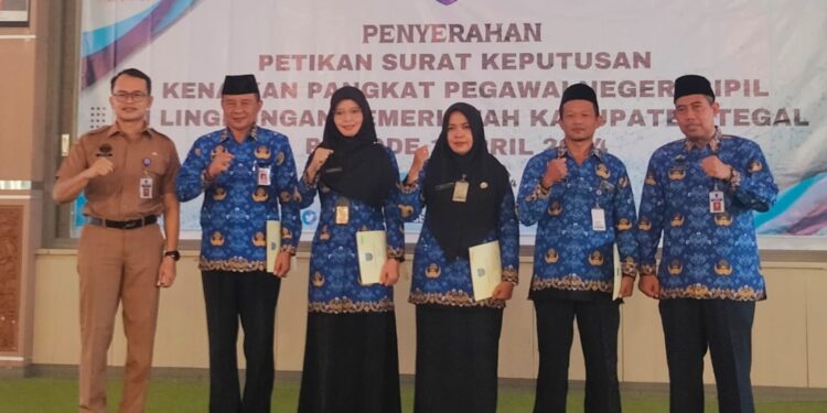 Sekda Amir Makhmud Serahkan SK Kenaikan Pangkat Kepada 592 PNS