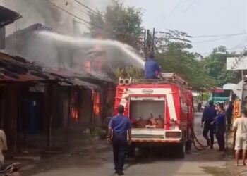 Diduga Konsleting Listrik, Sejumlah Kios di Pasar Malam Kota Tegal Ludes Terbakar