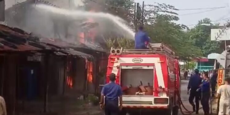 Diduga Konsleting Listrik, Sejumlah Kios di Pasar Malam Kota Tegal Ludes Terbakar