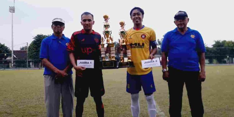 Juarai Turnamen Sepak Bola Mataram Cup, PS Indonesia Muda Terima Piala Pj Walikota Yogyakarta