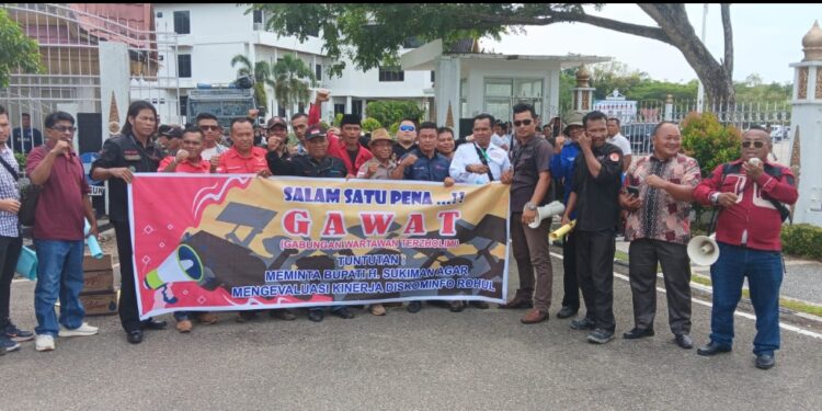 Aksi Unjuk Rasa GAWAT Dikantor Halaman Kantor Bupati Rohul