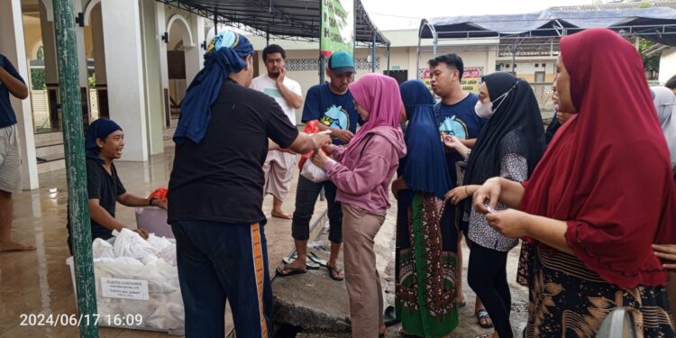 Berbagi Berkah Lebaran Idul Adha, DKM Mesjid Jami Al Haq Bagikan Daging Qurban Sebanyak 8 Ekor Sapi Dan 23 Ekor Kambing