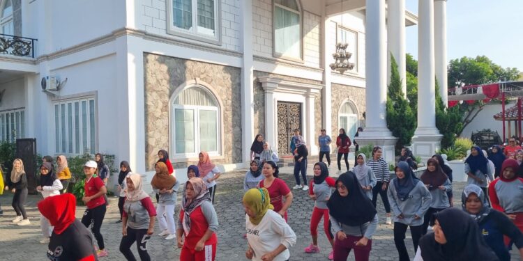 Dewi Aryani Gelar Senam Sicita Bareng Ratusan Ibu-Ibu di Kabupaten Tegal