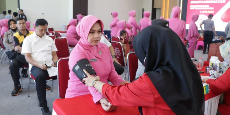 Sambut Hari Bhayangkara ke-78, Ratusan Polisi Donor Darah di Tangerang