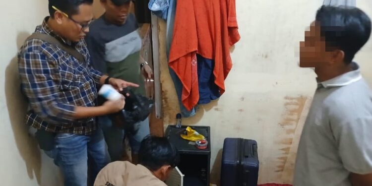 Polisi Amankan Pelaku Berikut Ribuan Obat Terlarang dari Toko Kosmetik di Teluknaga