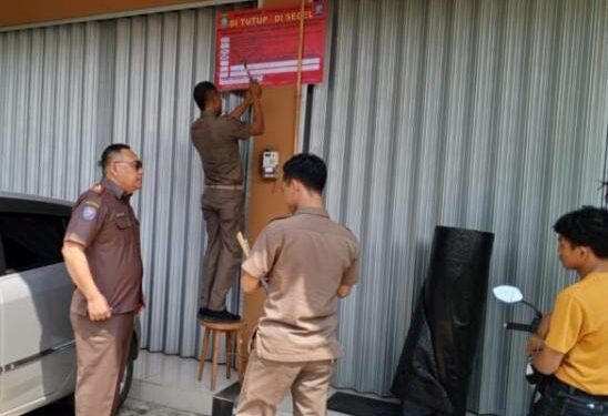 Miris, Belum Miliki Izin Bangunan Toko Dilahan Tanah Bengko Akhirnya Disegel Satpol PP Kota Tangerang