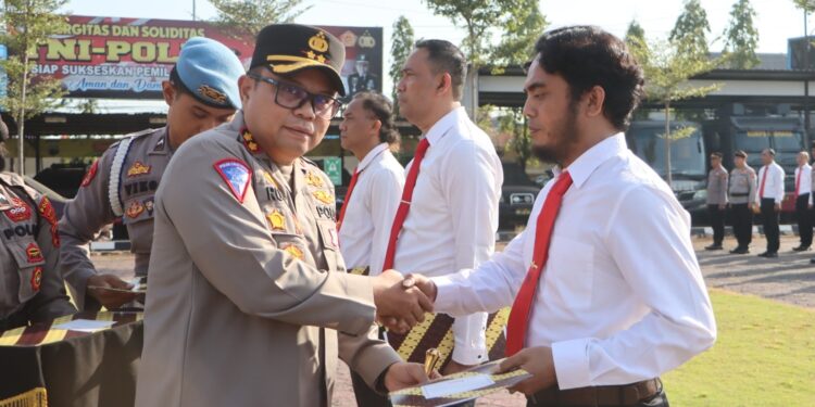 Tujuh Anggota Polres Tegal Kota, Terima Penghargaan dari Kapolres