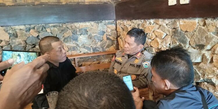 Kasatpol PP Pemprov Tagapi dengan Bijak Demonstran di Kantor Satuan