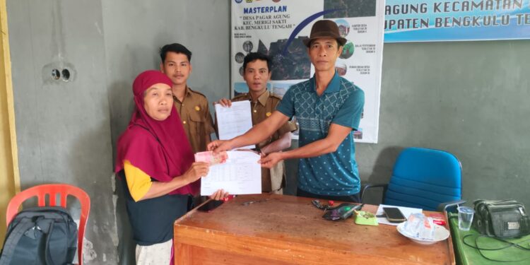 Pemdes Pagar Agung Salurkan Bantuan Lansung Tunai Kepada Penerima