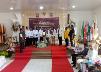 Ribuan Pendukung Antar Pasangan Simon Dira Tome dan Dominikus Dadi Lado Daftar KPU Sabu Raijua