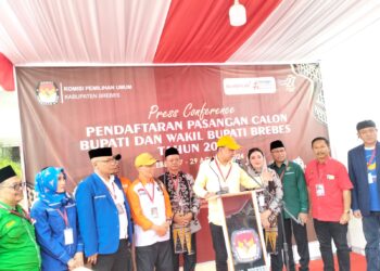 Ribuan Warga Ngantar Mita, Wurja Ke KPU Brebes Untuk Pendaftaran