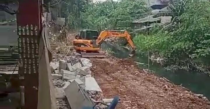 Waduh..di Duga PT intec Ambil Setengah Badan Sungai cirarab