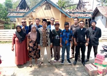 DPC Badak Banten Kecamatan Cikulur Berikan Bantuan Langsung Terhadap Keluarga Korban Kebakaran Di Kampung Bahbul Desa Cikulur.