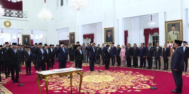 Presiden Prabowo Subianto didampingi Wakil Presiden Gibran Rakabuming Raka Lantik Menteri Kabinet