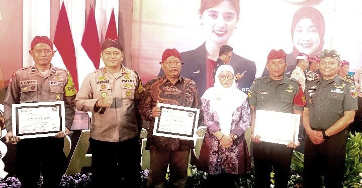 Manding Daya Nerima Penghargaan Patriot Jawi Wetan II