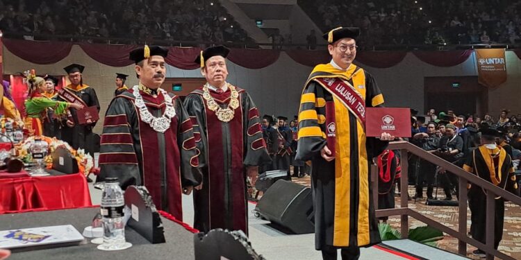 ISYAK MEIROBIE JADI DOKTOR MANAJEMEN TERBAIK UNIVERSITAS TARUMANAGARA