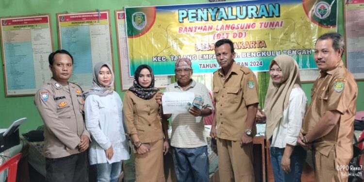 Pemdes Jaya Karta Bagikan Bantuan Lansung Tunai Kepada Manfaat