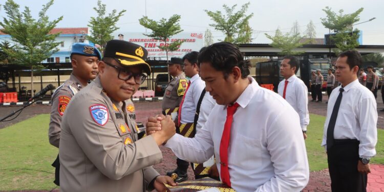 Berhasil Ungkap Kasus Curanmor, Kapolres Berikan Penghargaan Kepada 7 Anggota Polsek