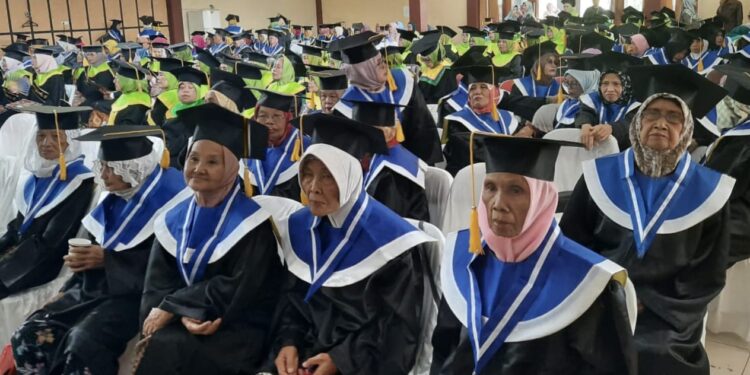 Sekolah Lansia Tegal Luluskan 235 Wisudawan menuju Lansia SMART