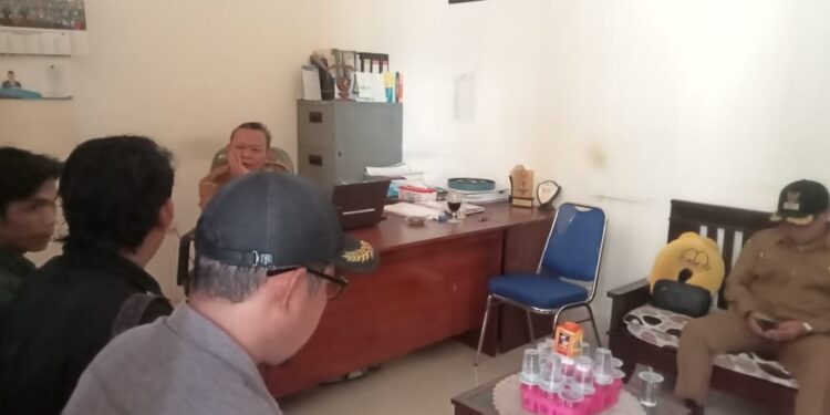 Oknum Prades Kolelet Wetan Diduga Palsukan Stampel Desa, BK-LSM Audiensi Sekda Lebak