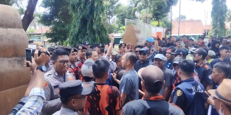 Gegara Anjing Menggonggong Kafilah Berlalu Camat Petir di Demo Ratusan Warga