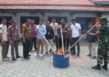 2.956 Lembar Surat Suara Lebih dan Rusak Dimusnahkan