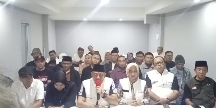 Dedy yon Sungkem Kepada Kedua Orang Tuanya Atas Hasil Quick Count Unggul Perolehan Suara