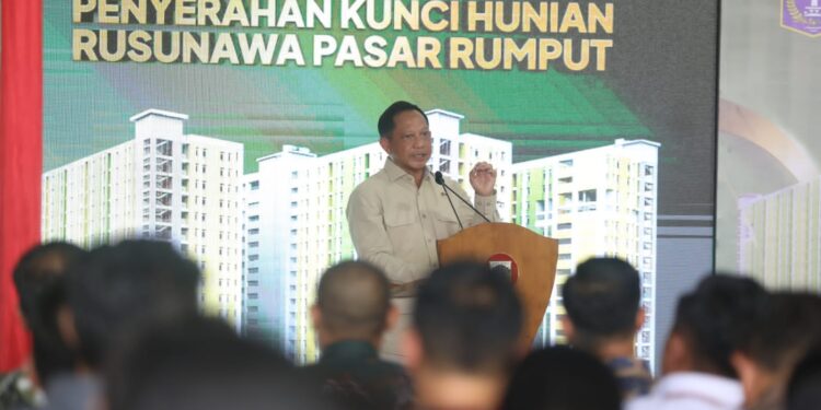 Hadiri Penyerahan Kunci Hunian Rusunawa Pasar Rumput, Mendagri Dorong Pemda Adopsi Program Perumahan Murah DKI