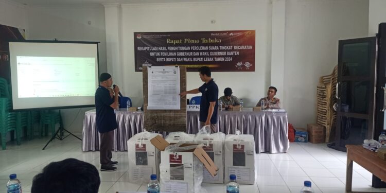 Kapolsek Cibadak Polres Lebak Pimpin Langsung Pengamanan Rekapitulasi Perolehan Suara di PPK Kec.Cibadak Kab. Lebak
