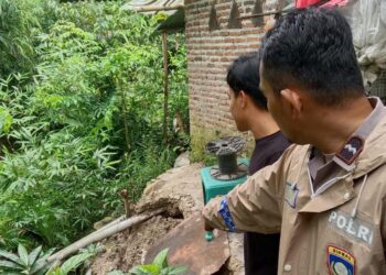 Anggota Polsek Rangkasbitung Bantu Teras Rumah Warga Roboh Akibat Hujan Deras Disertai Angin di Kampung Babakan