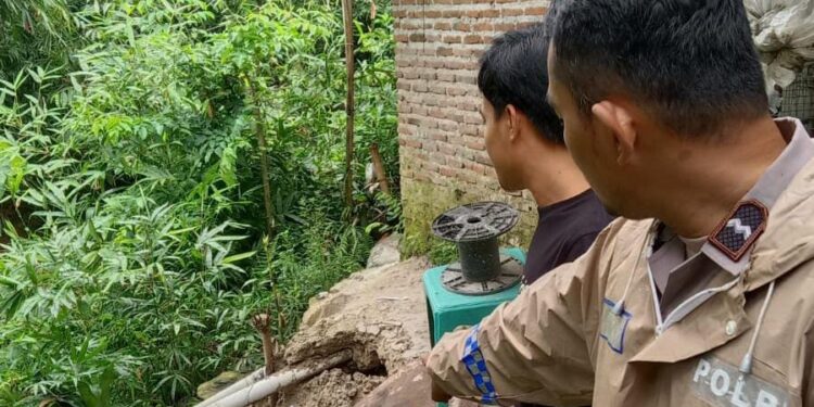 Anggota Polsek Rangkasbitung Bantu Teras Rumah Warga Roboh Akibat Hujan Deras Disertai Angin di Kampung Babakan