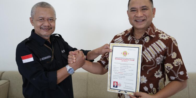 Kusnanto Saidi Terima Sertifikat Karate Sabuk Hitam DAN IV