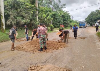 Koramil 1204-07 Tayan Hilir Adakan Gotong Royong Penimbunan Jalan DiTayan Hilir Sanggau