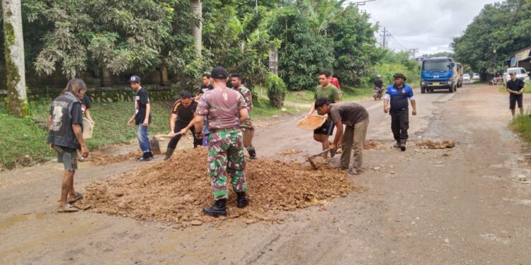 Koramil 1204-07 Tayan Hilir Adakan Gotong Royong Penimbunan Jalan DiTayan Hilir Sanggau