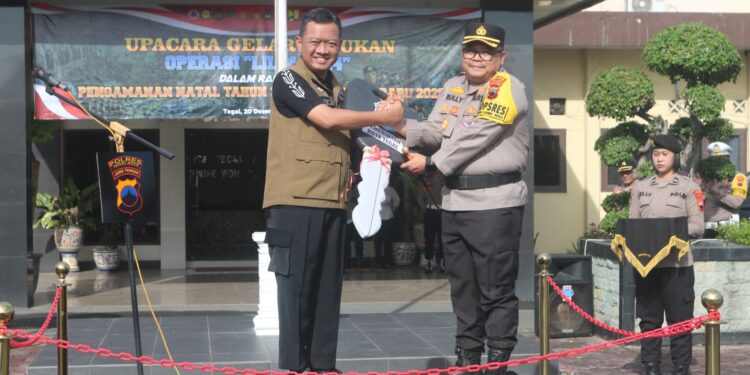 Pemkot Tegal Serahkan Bantuan Mobil Ambulans ke Polres Tegal Kota