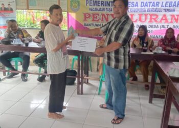 Pemdes Datar Lebar Membagikan BLT Tahap Akhir