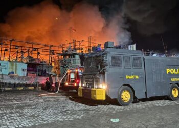 Kebakaran Kapal di Kota Tegal, Petugas Gabungan Terus Berupaya Padamkan Api