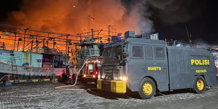 Kebakaran Kapal di Kota Tegal, Petugas Gabungan Terus Berupaya Padamkan Api
