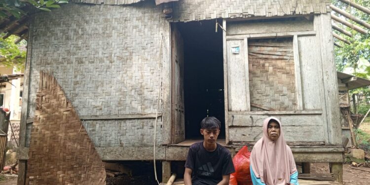 Kisah Pilu Seorang Pedagang Opak Keliling Desa Curugpanjang Bertahan di Rumah Tidak Layak Huni