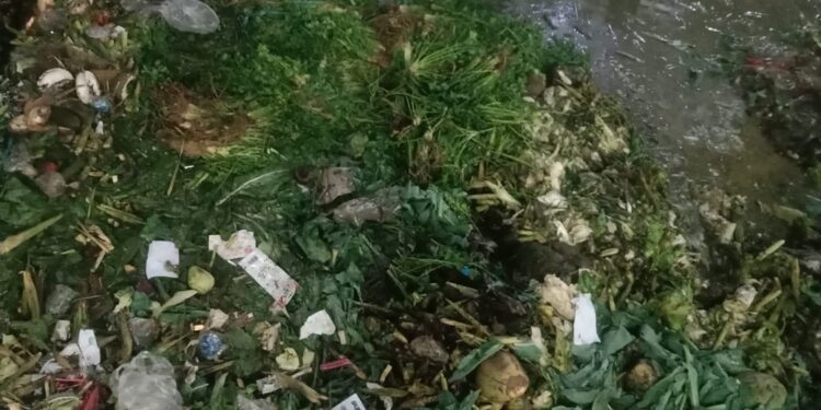 Pasar Induk Tanah Tinggi Sangat Becek dan Jorok, Pihak Pengelola Kemana…?