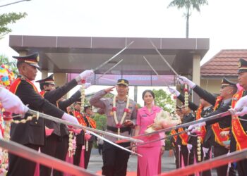 Sambut Kapolres Baru, Polres Tegal Kota Gelar Tradisi Pedang Pora