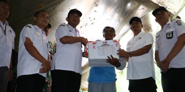 Kembali, Pemkot Tegal Salurkan Bantuan kepada Korban Atap Rumah Roboh