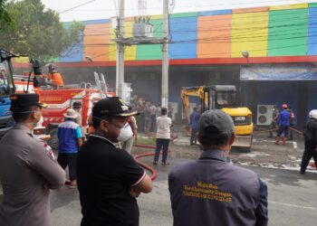 Happy Karaoke Terbakar, 8 Mobil Pemadam Diturunkan